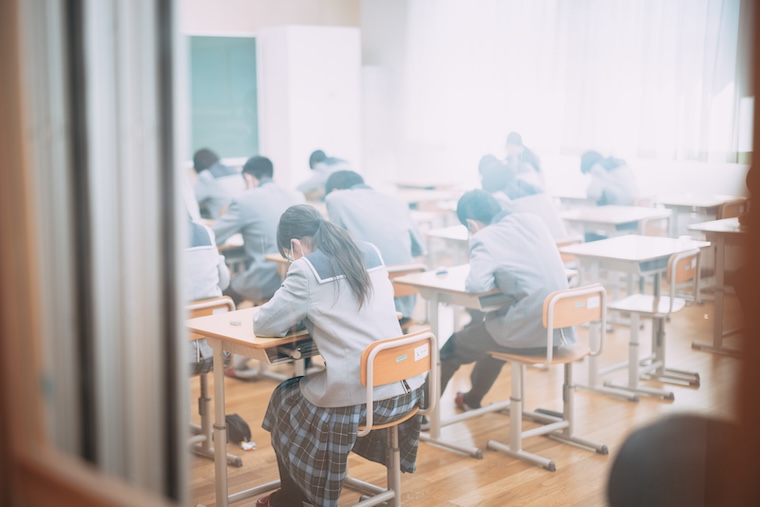 勉強をする学生