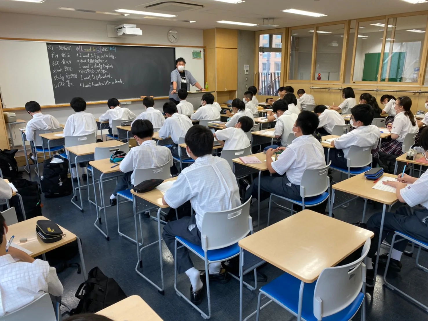 文教大学付属中学校・高等学校の文教ステーションの様子。黒板に板書があり、生徒が机に向かっている