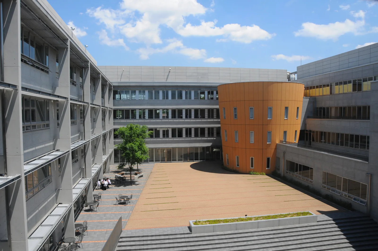 東京都市大学付属中学校・高等学校の中庭を別の角度から見たところ。校舎に囲まれた開けた空間が広がっている